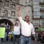 El líder de Vox y candidato a presidir el Gobierno, Santiago Abascal, atiende a los medios en un acto de precampaña electoral, en el Arco de Santa María en Burgos, 