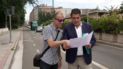 El concejal de Tráfico y Movilidad del Ayuntamiento de Valladolid, Alberto Gutiérrez Alberca, presenta la modificación del carril bici del paseo de Isabel la Católica