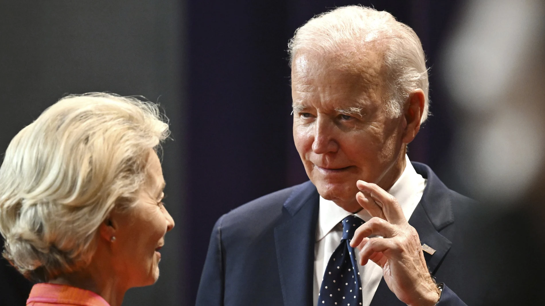 Joe Biden conversa con Ursula von der Leyen en la cumbre del G-20 en Bali en noviembre pasado