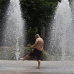 Un hombre se refresca en una fuente este miércoles en Alicante. La segunda ola de calor del verano podrá dejar máximas de hasta 44º y noches muy cálidas