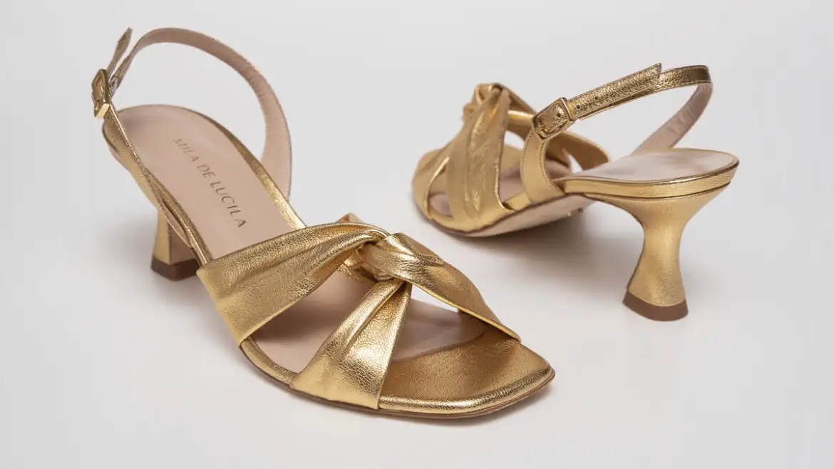 Sandalias doradas.