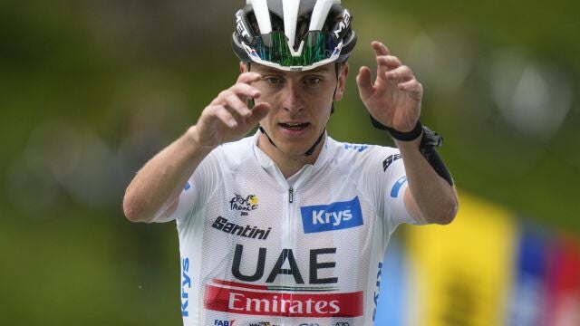 Pogacar entra vencedor en la meta de Cauterets
