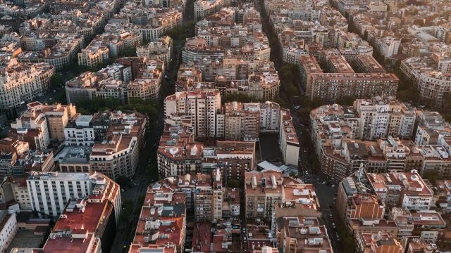 Vista aérea del Eixample de Barcelona con sus edificios emblemáticos