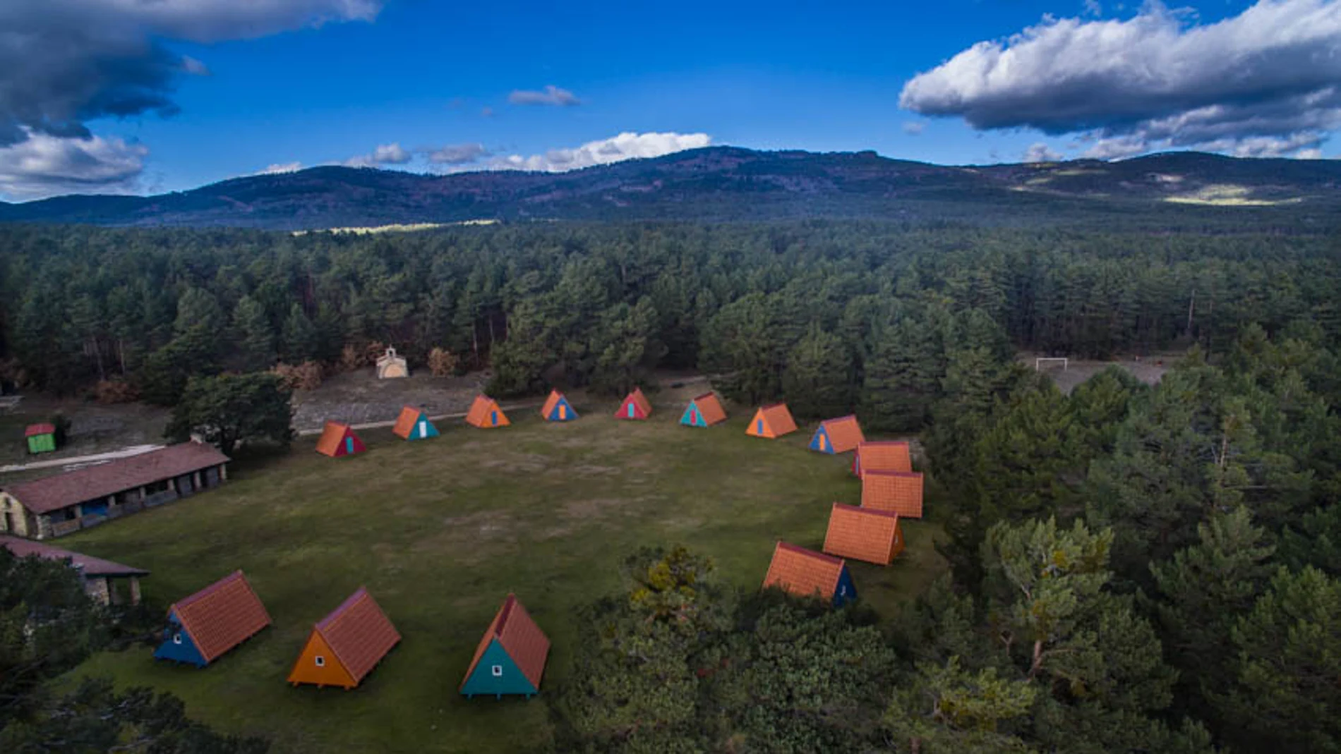 Imagen aérea del campamento de verano RockCamp en las instalaciones de Sotolengo