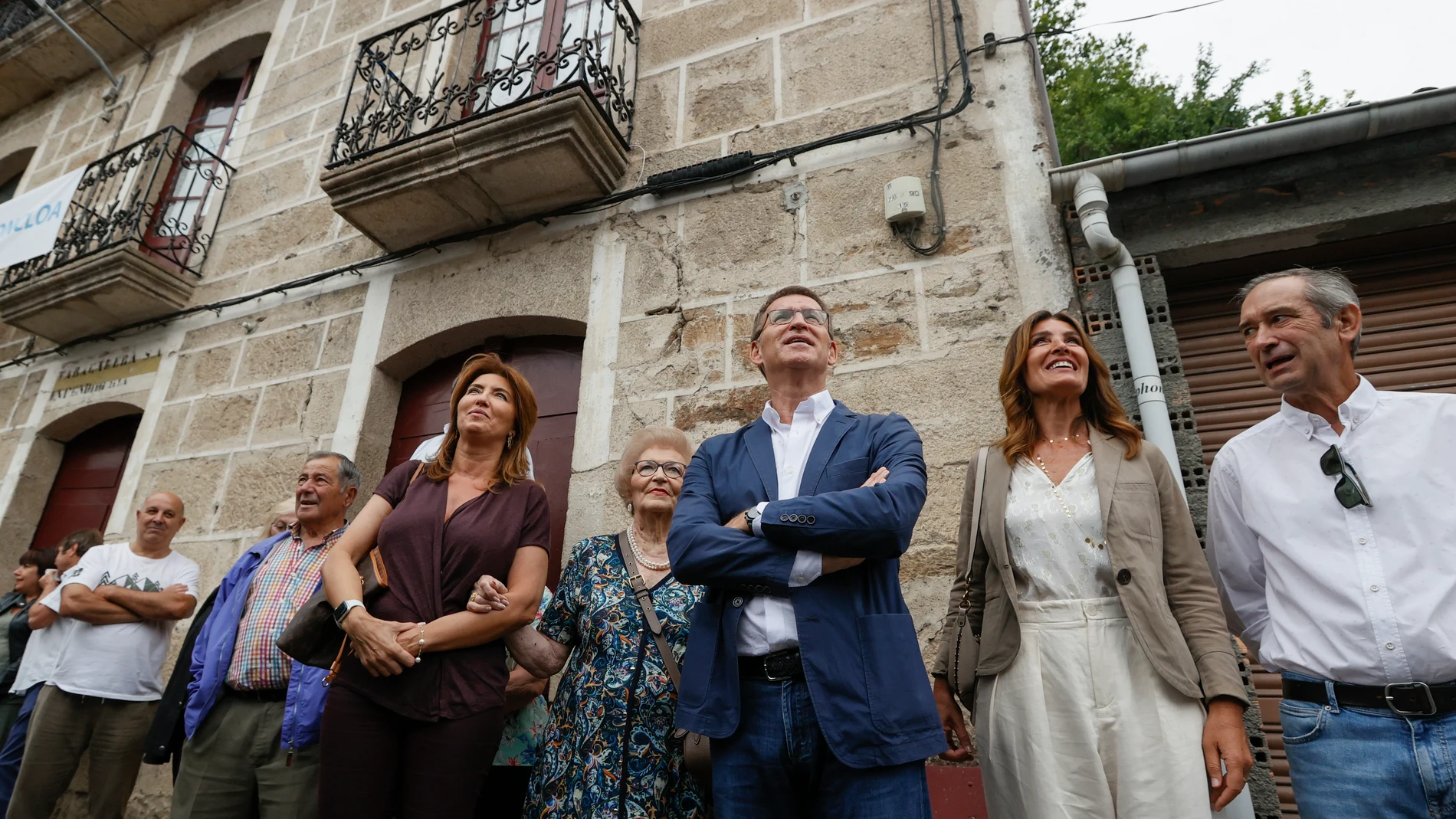 OS PEARES (OURENSE), 06/07/2023.- El candidato del PP a las elecciones generales, Alberto Núñez Feijóo (c), con su madre Sira (2i), su hermana Micaela (i) su pareja Eva Cárdenas (2d) ante la casa familiar, en su pueblo natal, Os Peares, en Ourense, esta mañana en el comienzo de campaña para las elecciones en Ourense. EFE/Lavandeira jr