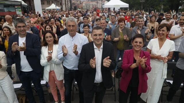 l coordinador general de EH Bildu, Arnaldo Otegi (c), acompañado por la portavoz de Bildu en el Congreso, Mertxe Aizpurua (2-d), y el cabeza al Congreso por Bizkaia, Oskar Matute (c-i), celebran un acto electoral de cara a las elecciones del 23 de julio, este jueves en San Sebastián. EFE/Miguel Toña