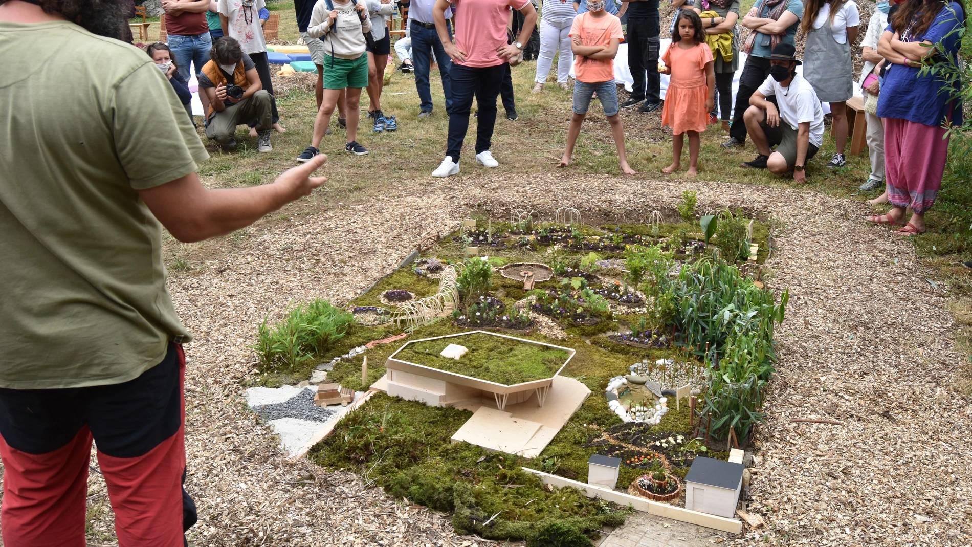 Presentación de la maqueta de aspecto final de Lugar de Reque en Lugo, espacio de permacultura