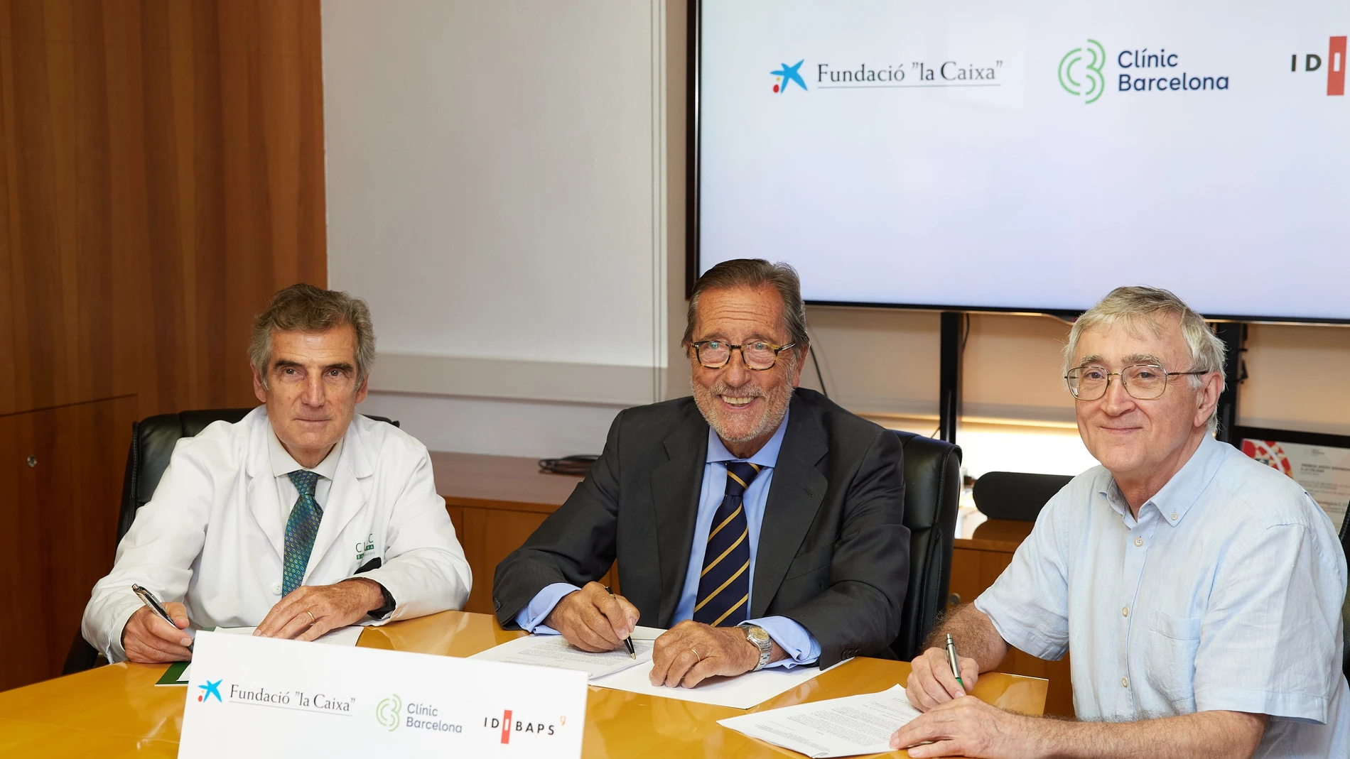 El director general de la Fundación La Caixa, Antonio Vila, el director general del Hospital Clínic de Barcelona, Josep Maria Campistol, y el director de la FRCB-Idibaps, Elías Campo, firman el acuerdo de colaboraciónFUNDACIÓN LA CAIXA04/07/2023