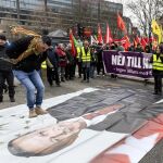 Manifestantes kurdos pisotean una foto del presidente turco, Recep Tayyip Erdogan, durante una protesta en enero en Estocolmo