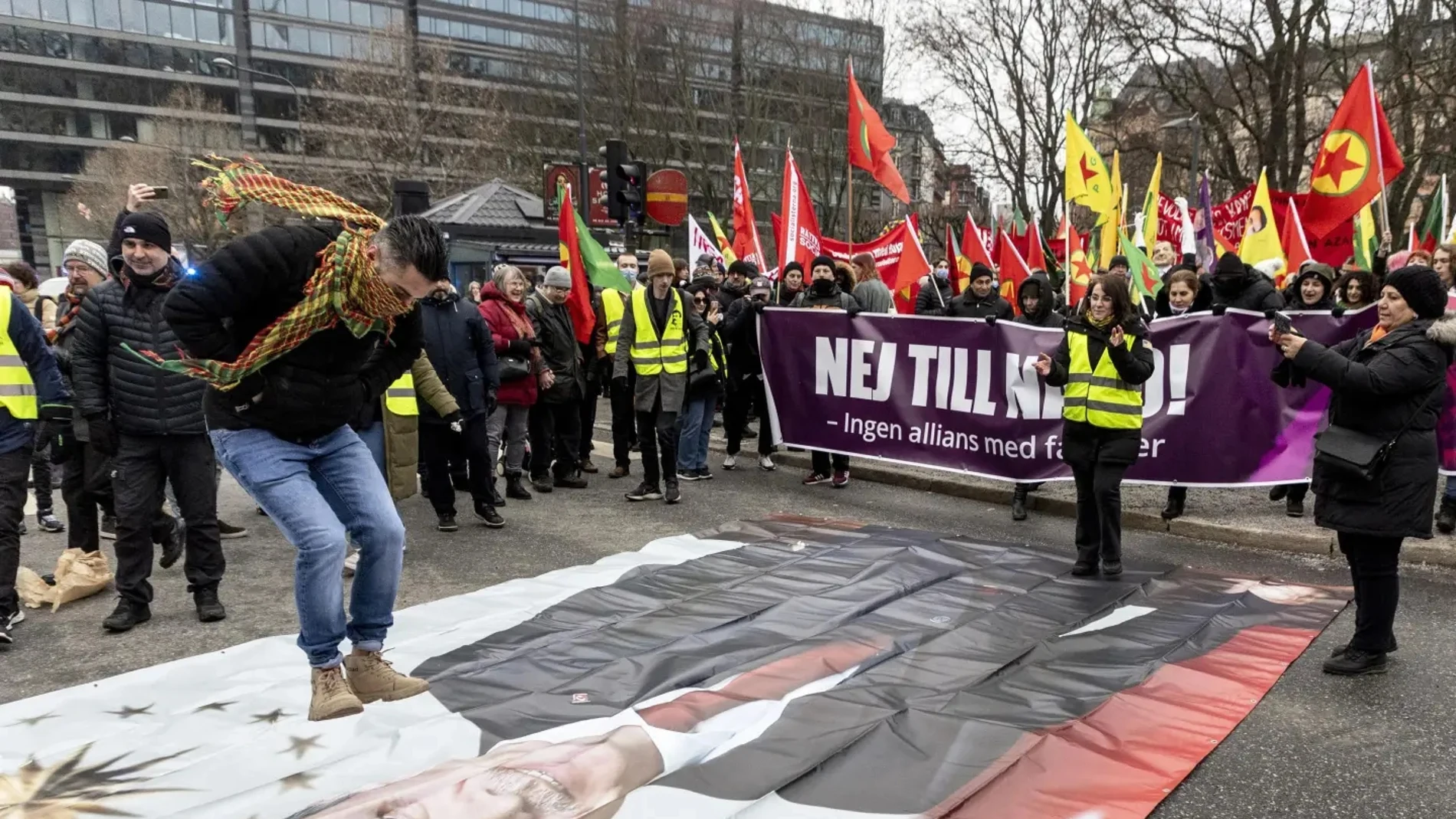 Manifestantes kurdos pisotean una foto del presidente turco, Recep Tayyip Erdogan, durante una protesta en enero en Estocolmo