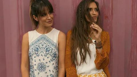 Sara Carbonero posa junto a Isabel Jiménez.