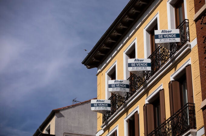 Pisos con carteles de se vende en el centro de Madrid.