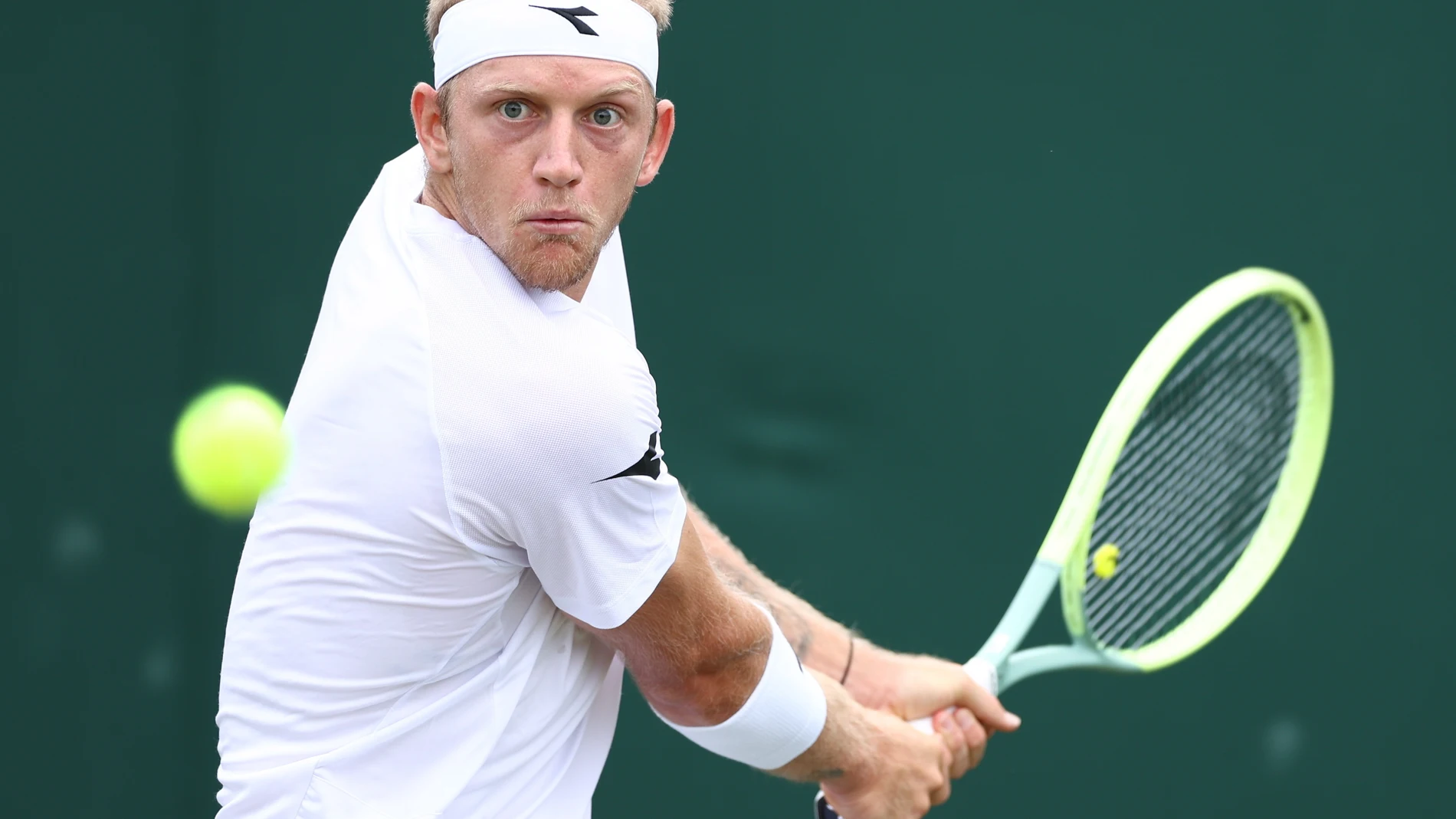Wimbledon (United Kingdom), 06/07/2023.- Alejandro Davidovich Fokina of Spain in action during his Men's Singles 1st round match against Arthur Fils of France at the Wimbledon Championships, Wimbledon, Britain, 06 July 2023. (Tenis, Francia, España, Reino Unido) EFE/EPA/ADAM VAUGHAN EDITORIAL USE ONLY 