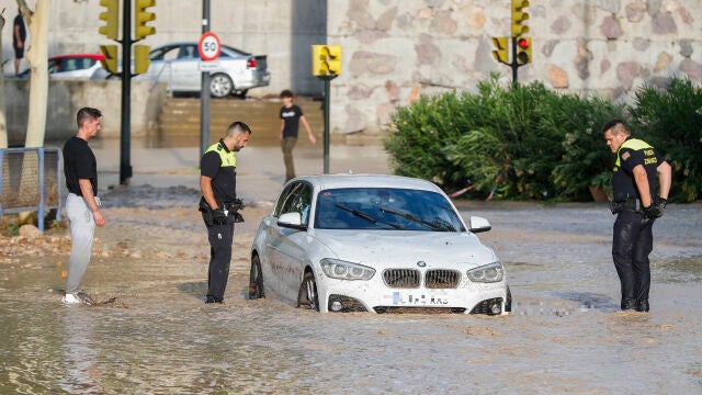 Una tormenta en Zaragoza interrumpe el tranvía y obliga a desviar líneas de autobuses