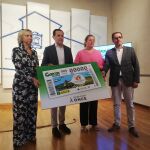 El alcalde de Matapozuelos y presidente de la Diputación de Valladolid, Conrado Íscar; el delegado regional de la ONCE, Ismael Pérez; la presidenta del Consejo Territorial ONCE en Castilla y León, Araceli de las Heras, y la Teniente alcalde del Ayuntamiento de Matapozuelos, Yolanda Platón, presentan el cupón