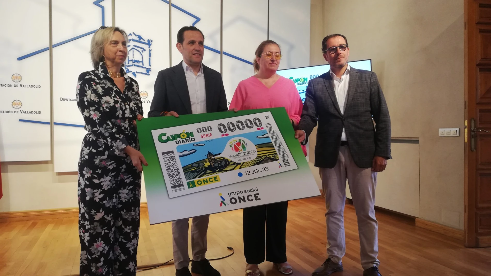 El alcalde de Matapozuelos y presidente de la Diputación de Valladolid, Conrado Íscar; el delegado regional de la ONCE, Ismael Pérez; la presidenta del Consejo Territorial ONCE en Castilla y León, Araceli de las Heras, y la Teniente alcalde del Ayuntamiento de Matapozuelos, Yolanda Platón, presentan el cupón