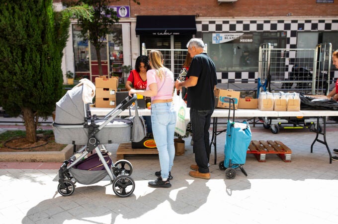 Reparto de alimentos de la Fundación Madrina. Colas del hambre. 