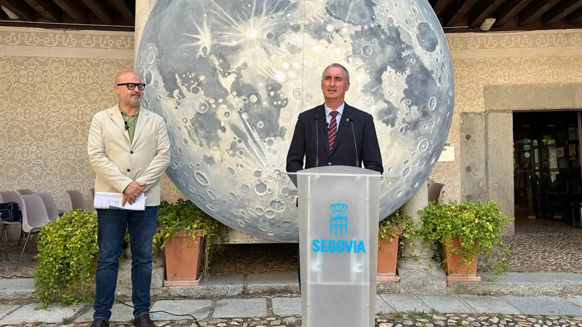 El alcalde de la ciudad, José Mazarías, junto con el Concejal de Cultura, Juan Carlos Monroy, presentan la propuesta cultural