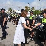 La alcaldesa de Valencia visitó el lunes a la unidad de la Policía que presta servicio en las playas