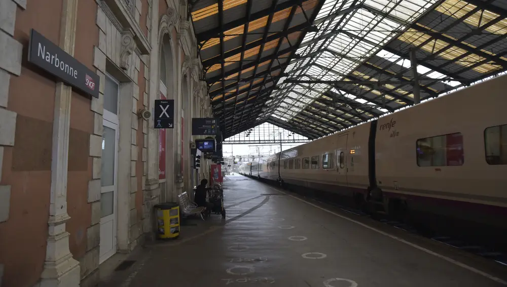 Tren AVE de Renfe en la estación de Narbonne, Francia