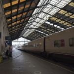 Tren AVE de Renfe en la estación de Narbonne, Francia