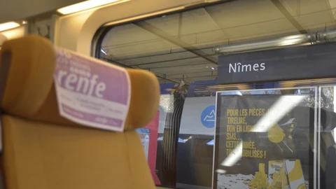 Interior de un tren AVE de Renfe en la estación de Nimes, Francia