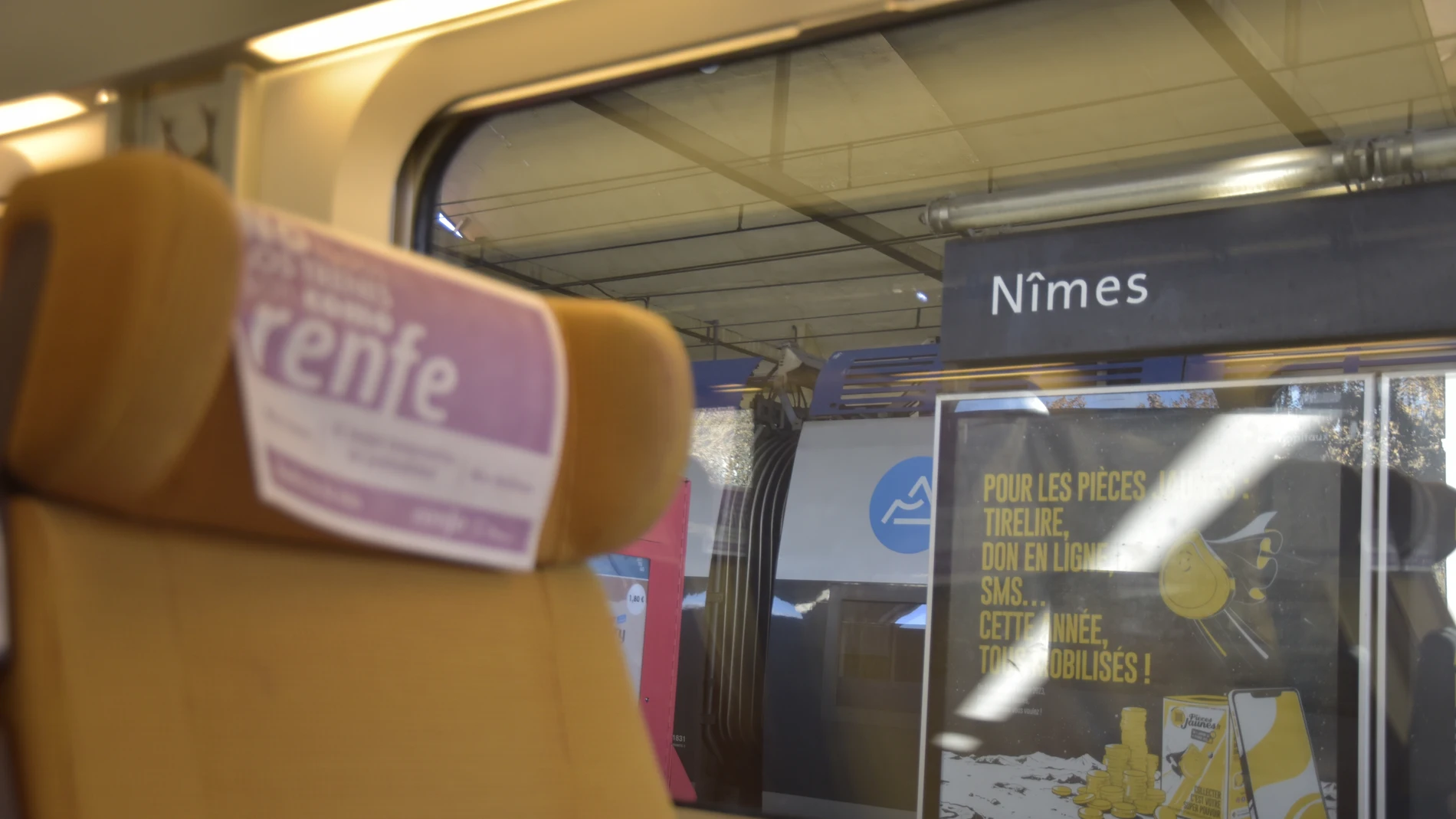 Interior de un tren AVE de Renfe en la estación de Nimes, Francia