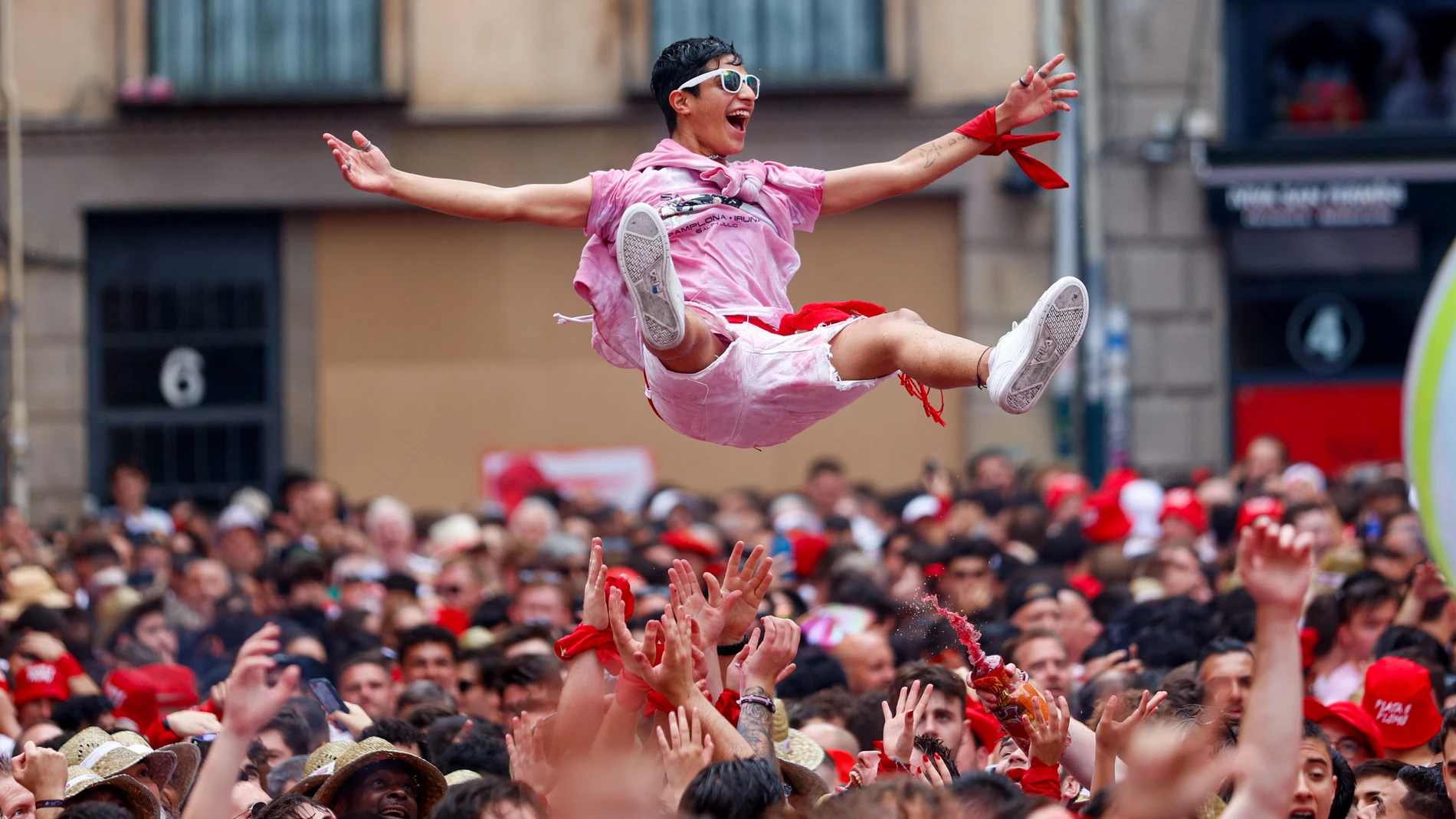 Asistentes celebran en la Plaza Consistorial de Pamplona antes del chupinazo anunciador de los Sanfermines 2023,