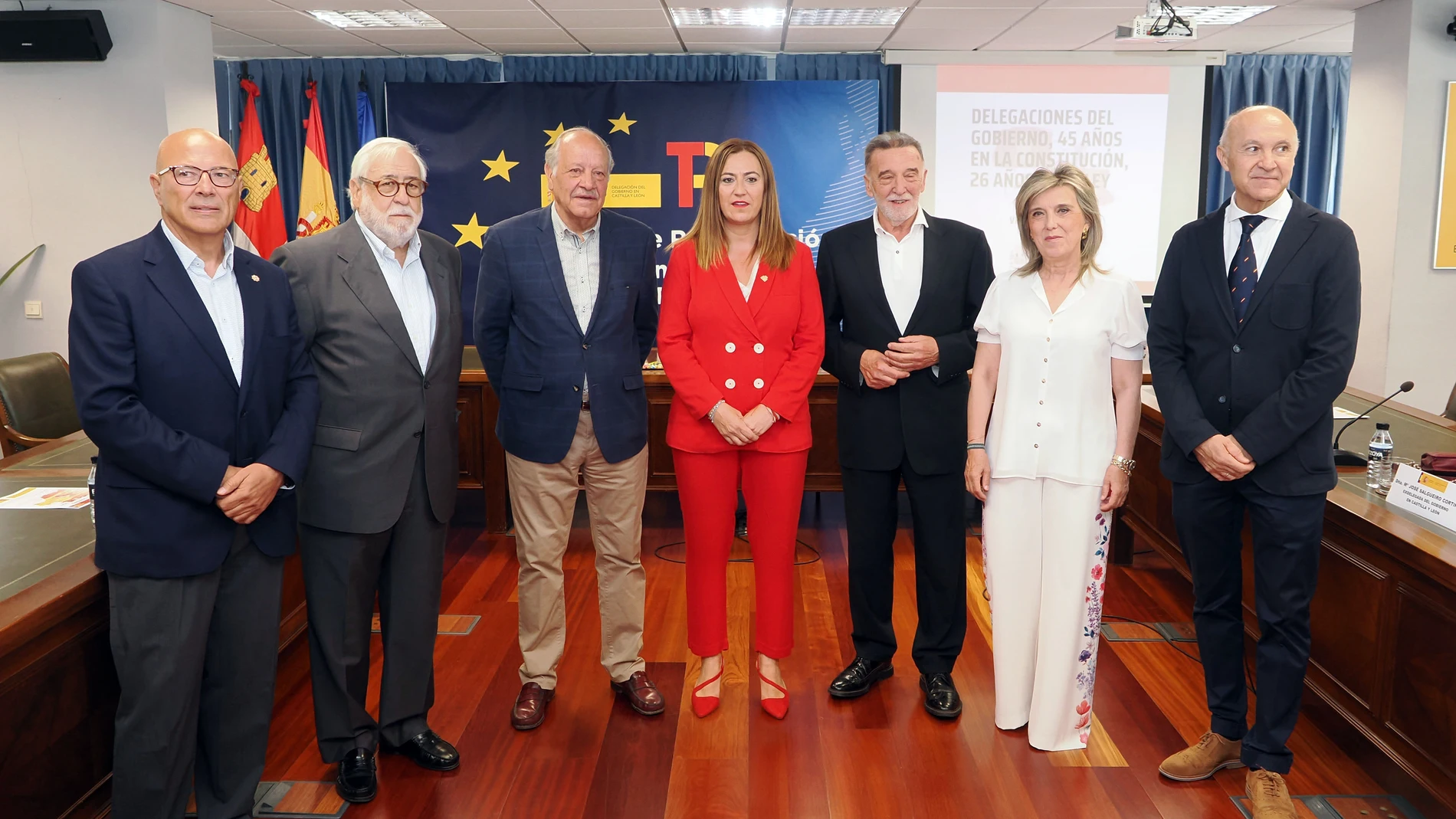 La actual delegada, Virginia Barcones, y sus antecesores: Ángel Olivares, Carlos Conde Duque, Isaías García Monge, Miguel Alejo, Ramiro Ruiz Medrano y María José Salgueiro, participan en un encuentro de los delegados del Gobierno de Castilla y León