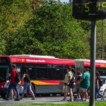 Un autobús en Sevilla en pleno verano
