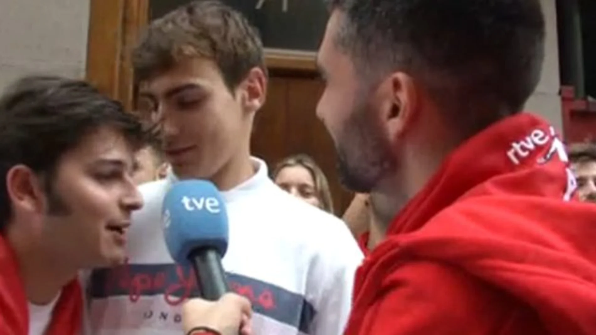 "¡Que te vote Txapote, Sánchez!", grita un espontáneo en la retransmisión de TVE de los Sanfermines