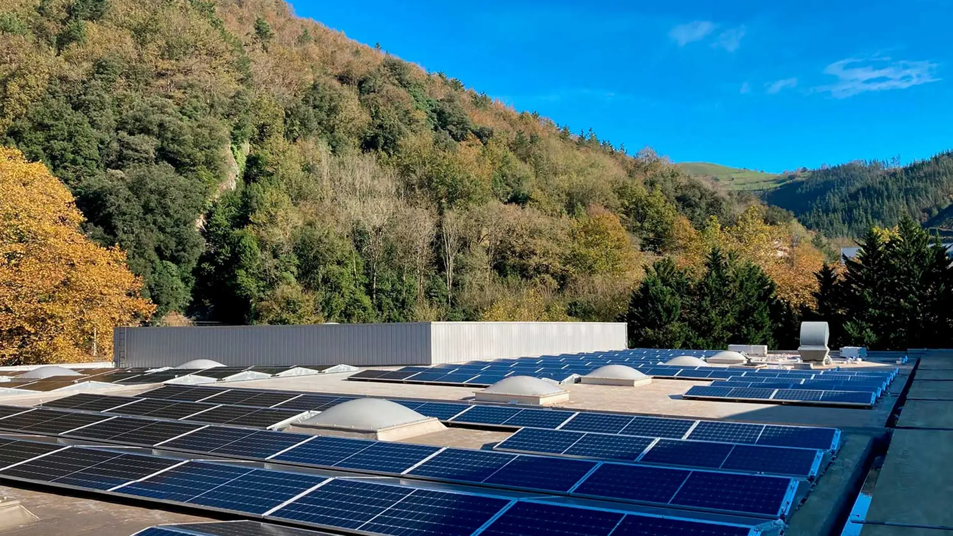 Los 800 paneles solares para autoconsumo en la planta de Elgoibar generan 490.000KWh/año, lo que equivale al consumo anual de 150 hogares.