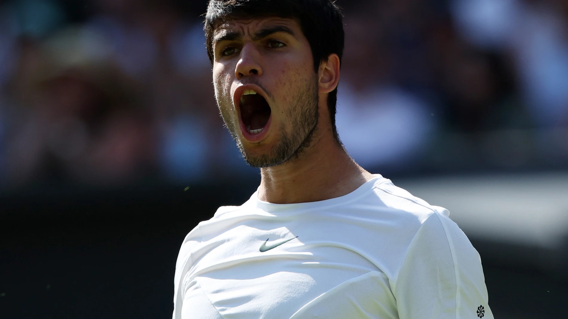 Wimbledon (United Kingdom), 07/07/2023.- Carlos Alcaraz of Spain celebrates winning his Men's Singles 2nd round match against Alexandre Muller of France at the Wimbledon Championships, Wimbledon, Britain, 07 July 2023. (Tenis, Francia, España, Reino Unido) EFE/EPA/NEIL HALL EDITORIAL USE ONLY 