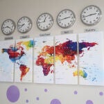El objetivo de los husos horarios es proporcionar una forma práctica y coherente de medir y sincronizar el tiempo en diferentes partes del mundo