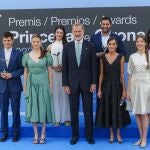 El rey Felipe, la reina Letizia, la princesa Leonor y la infanta Sofía posan para fotografía d efamilia con los galardonados este miércoles en la ceremonia de entrega de los premios de la Fundación Princesa de Girona. 
