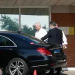 Mario Vargas Llosa saliendo de la clínica Ruber de Madrid tras recibir el alta