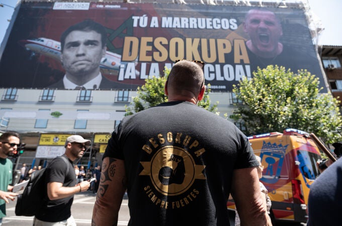 MADRID.-Activistas antidesahucio boicotean la lona de Desokupa en la calle de Atocha de Madrid