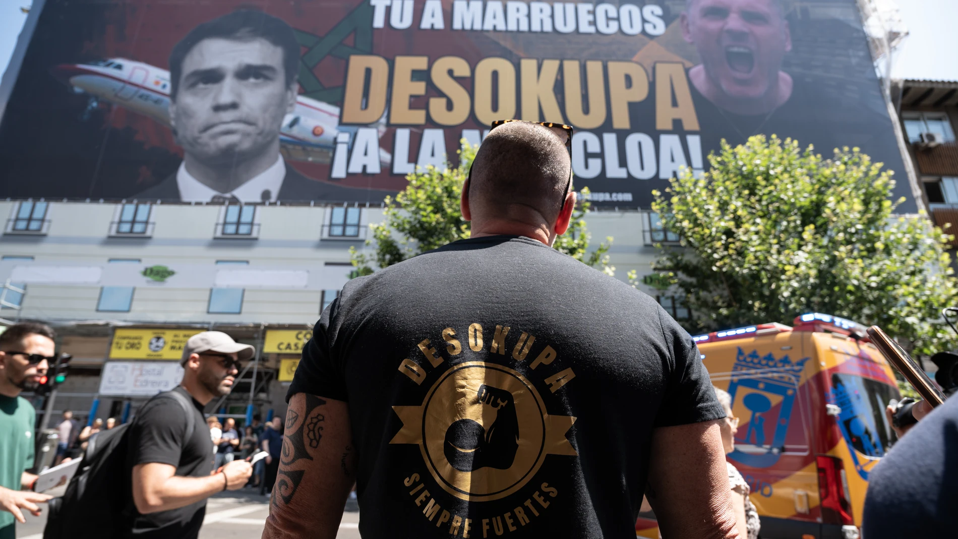 MADRID.-Activistas antidesahucio boicotean la lona de Desokupa en la calle de Atocha de Madrid