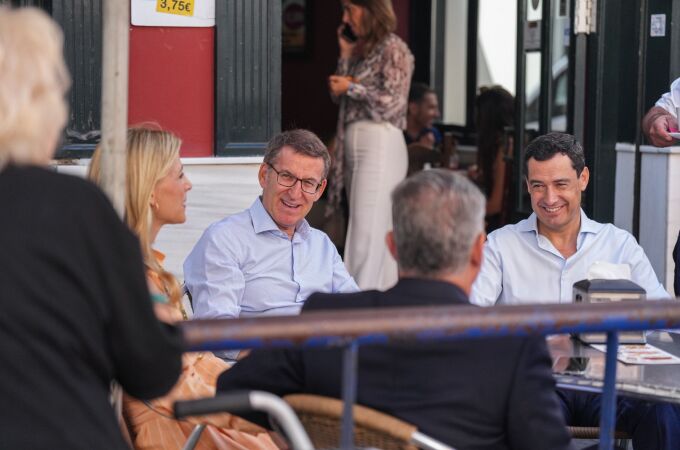 El líder del PP, Alberto Núñez Feijóo y el presidente de la Junta de Andalucía, Juanma Moreno, en Sevilla