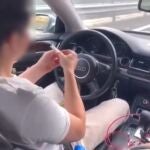 Identificado por un vídeo en redes un joven que conducía con las rodillas mientras liaba un cigarrillo