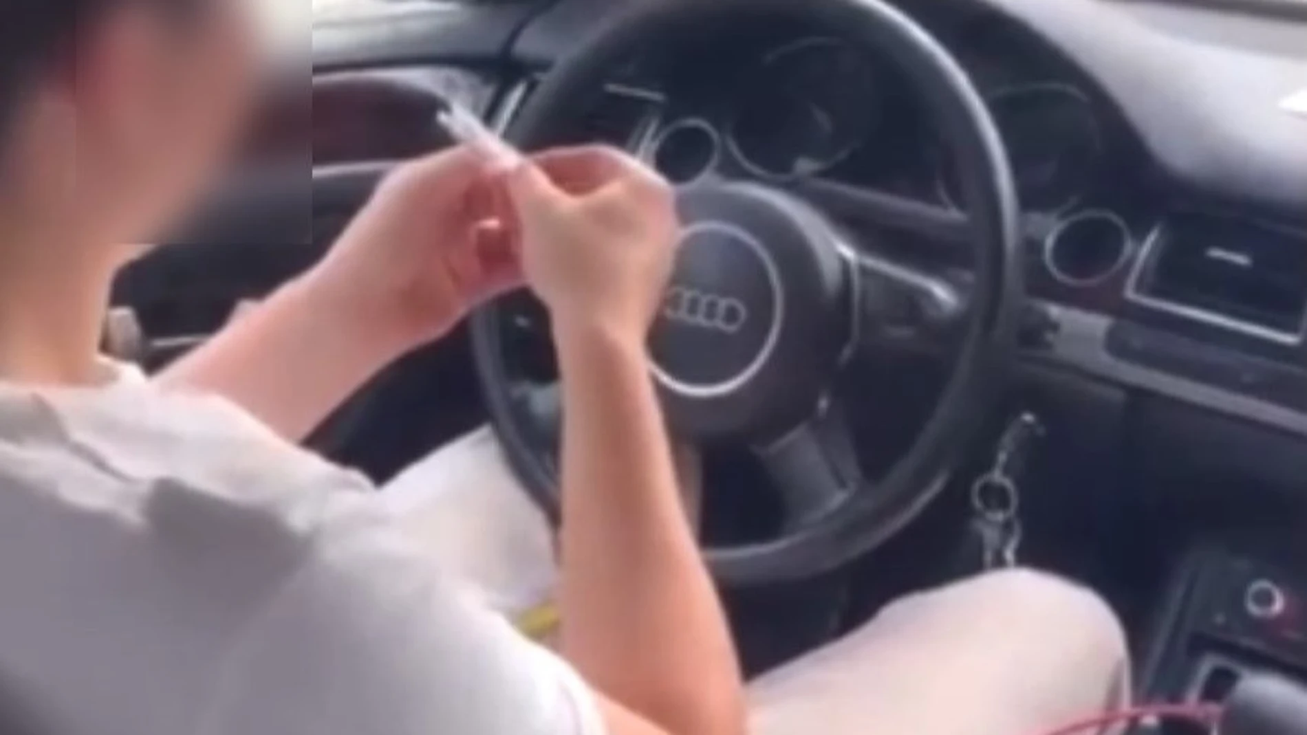 Identificado por un vídeo en redes un joven que conducía con las rodillas mientras liaba un cigarrillo