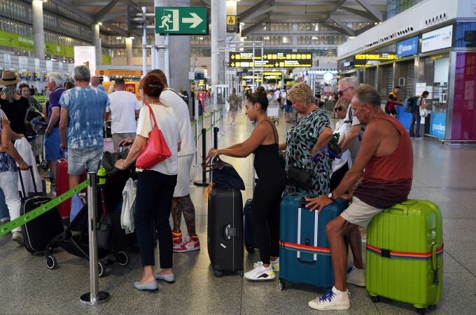 El tránsito de pasajeros en el aeropuerto de Málaga es incesante 