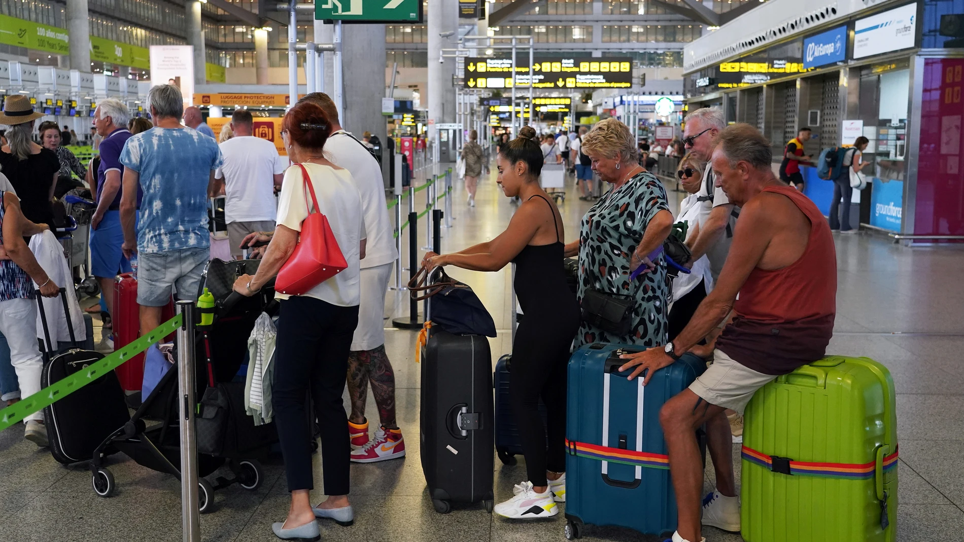 El tránsito de pasajeros en el aeropuerto de Málaga es incesante durante los meses de verano