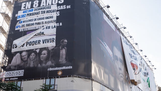 Activistas antidesahucio boicotean la lona de Desokupa en la calle de Atocha de Madrid