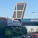 Puigdemont se deja ver por Madrid (en pancarta)
