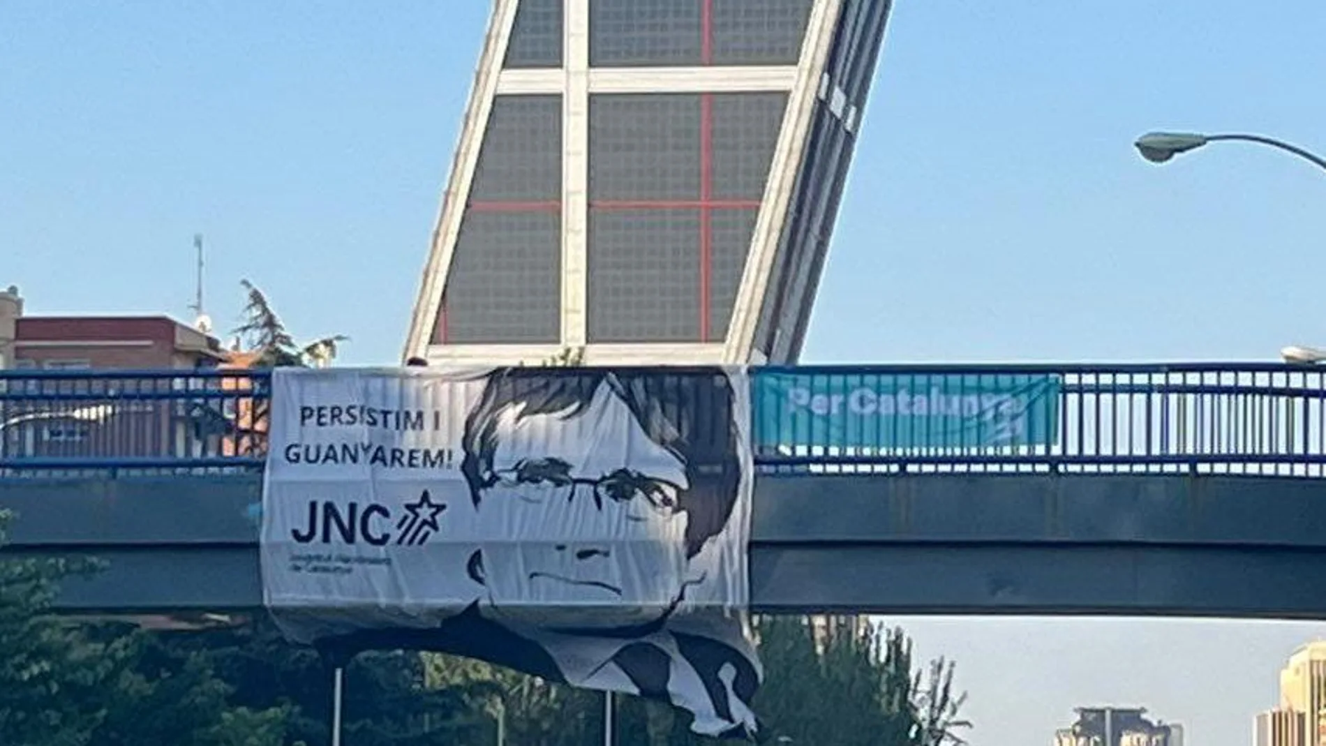 Puigdemont se deja ver por Madrid (en pancarta)