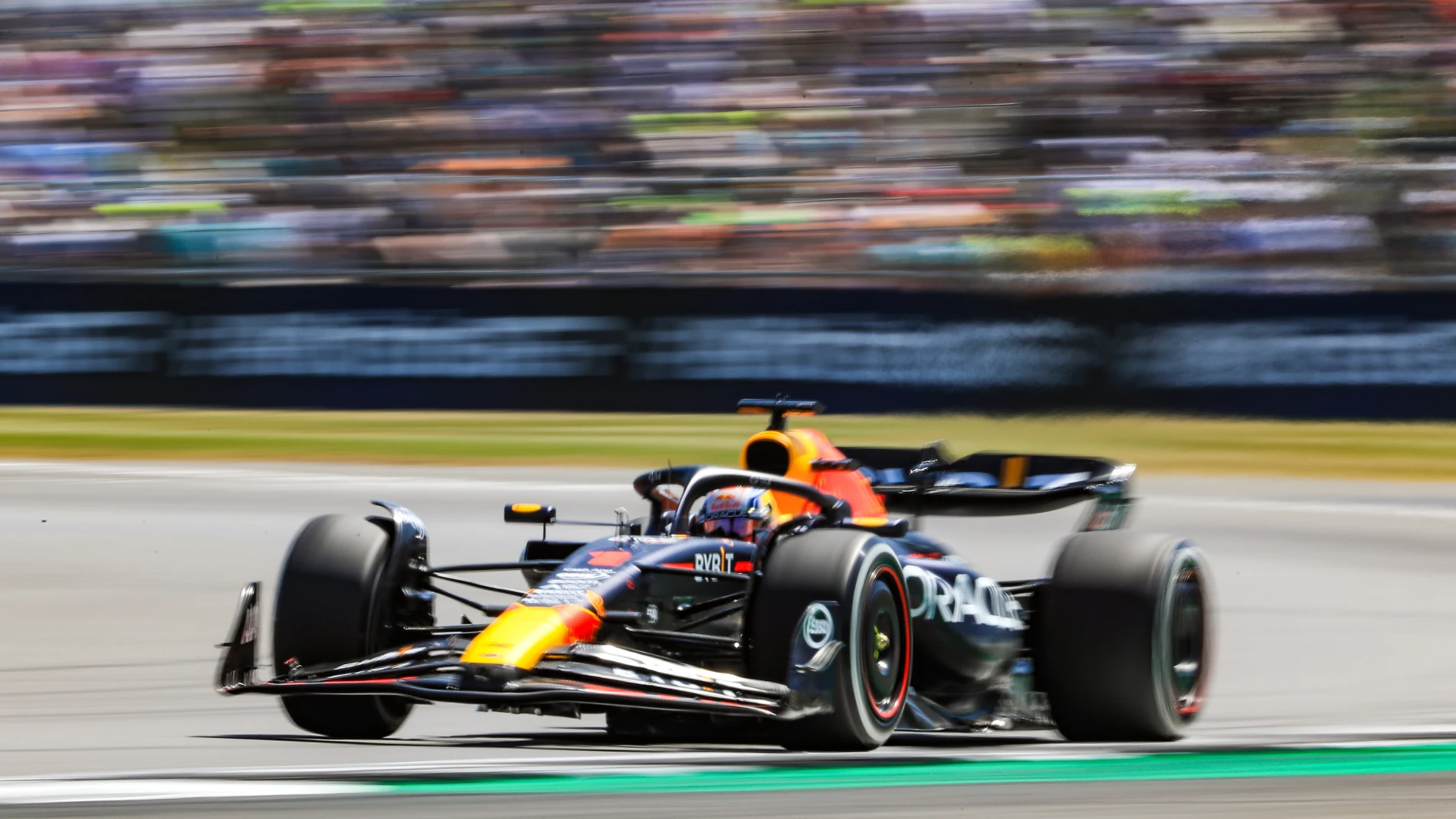 AMP.- Fórmula 1/GP Gran Bretaña.- Max Vestappen manda con Carlos Sainz muy cerca en los libres en Silverstone