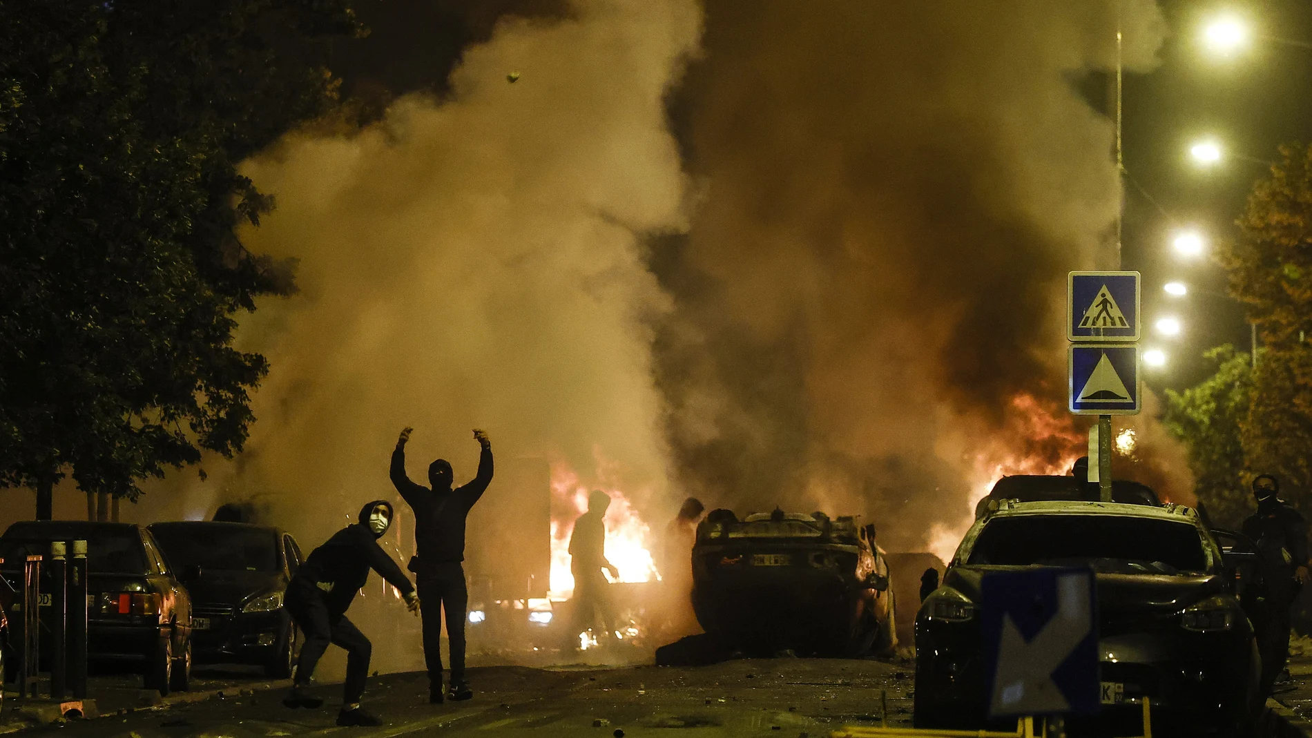 Manifestantes se enfrentan a la Policía en Nanterre, en la periferia de París, en la noche del 29 de junio