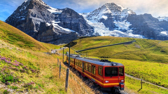 Un tren pasando por Eiger, Bernese Oberland, Suiza