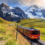Un tren pasando por Eiger, Bernese Oberland, Suiza